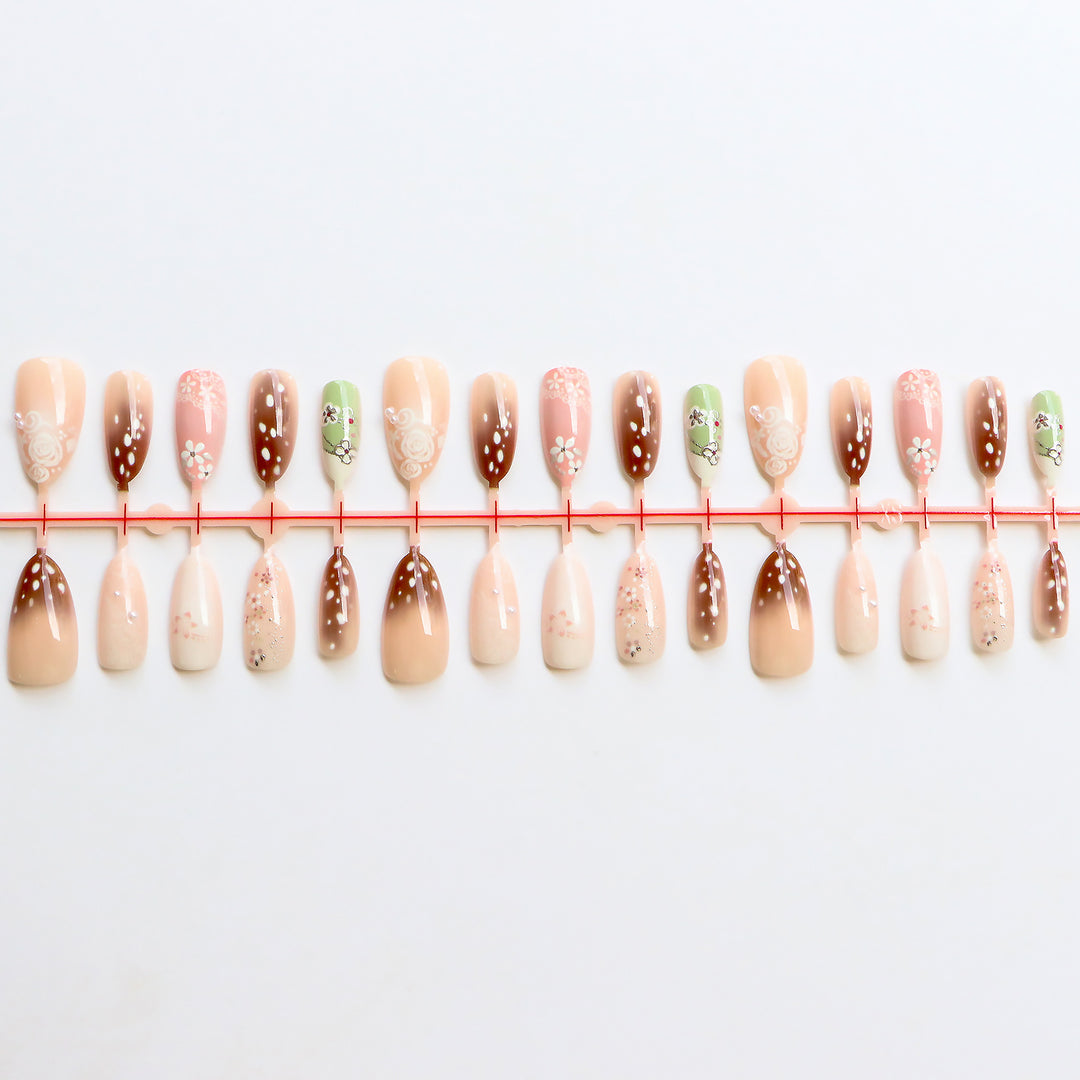 Künstlerische Blumeneid-Nagelkollektion Karnz