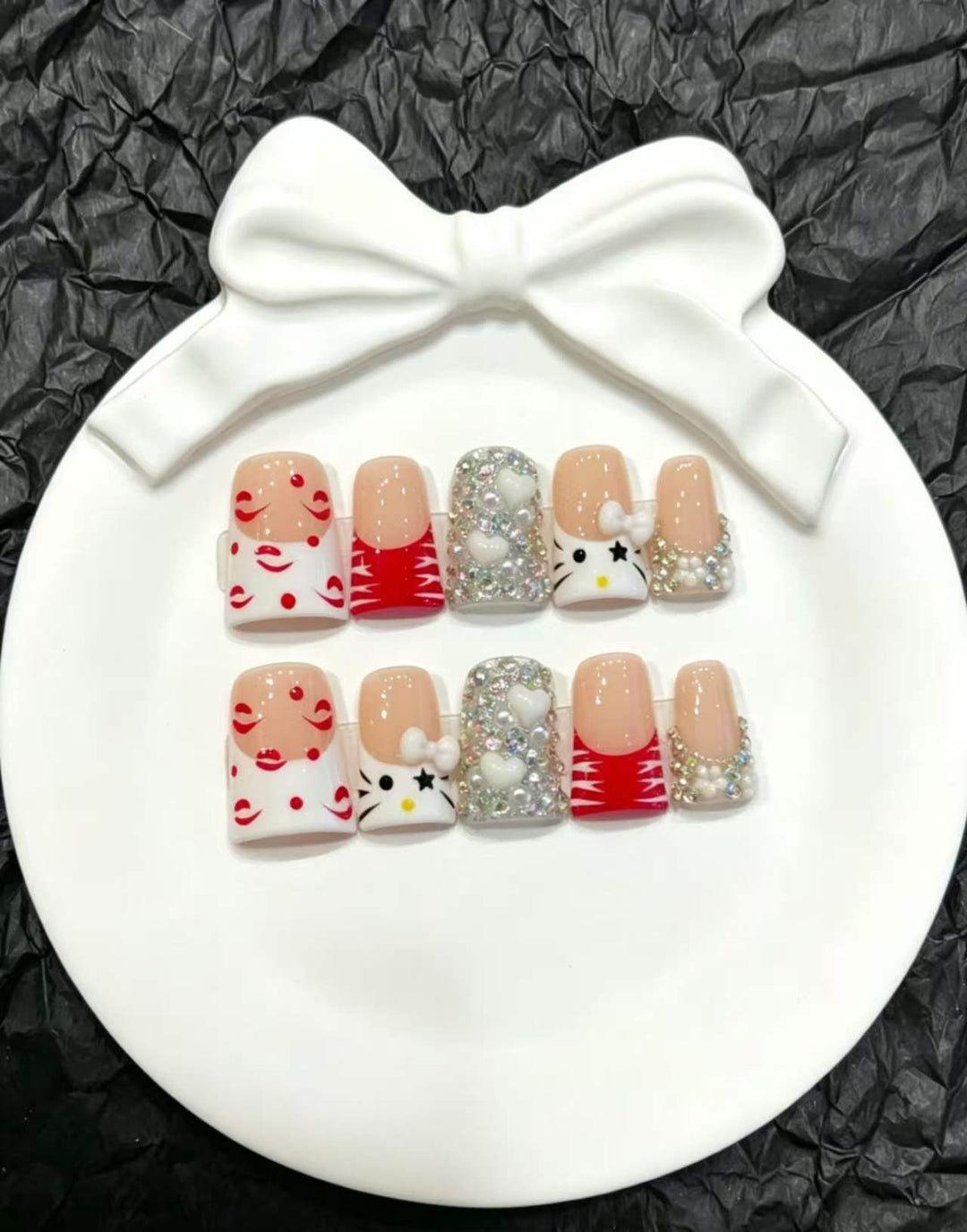 Dekoratives Press-On Nail Art Set mit floralen und Insektenakzenten