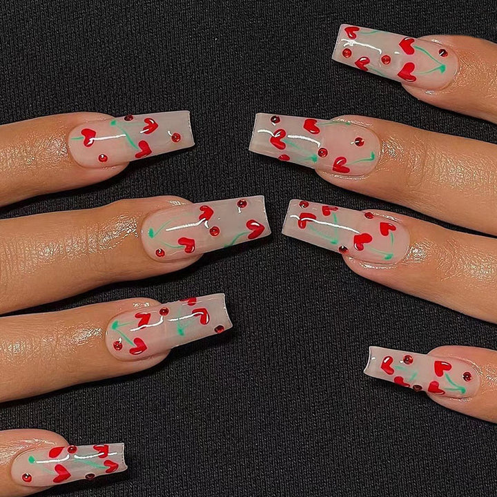 Künstliche Nagelkunst mit romantischem Herzdesign Karnz