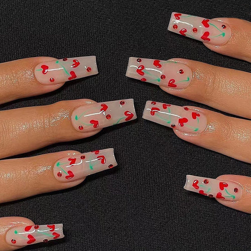 Künstliche Nagelkunst mit romantischem Herzdesign Karnz