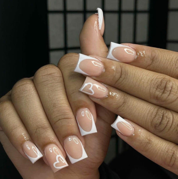 Elegantes herzverziertes Nagelkunstdesign Karnz