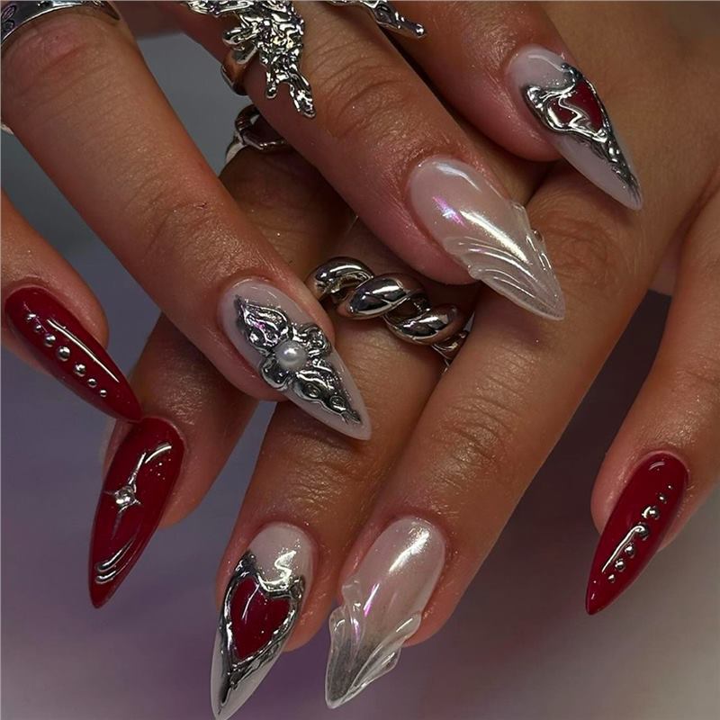 Dekorative Stiletto Press-On Nagelkunst mit floralen Akzenten Karnz