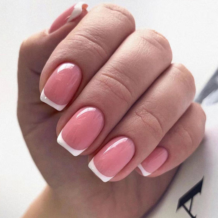 Elegante Nagelkunst mit French Tip Design Karnz