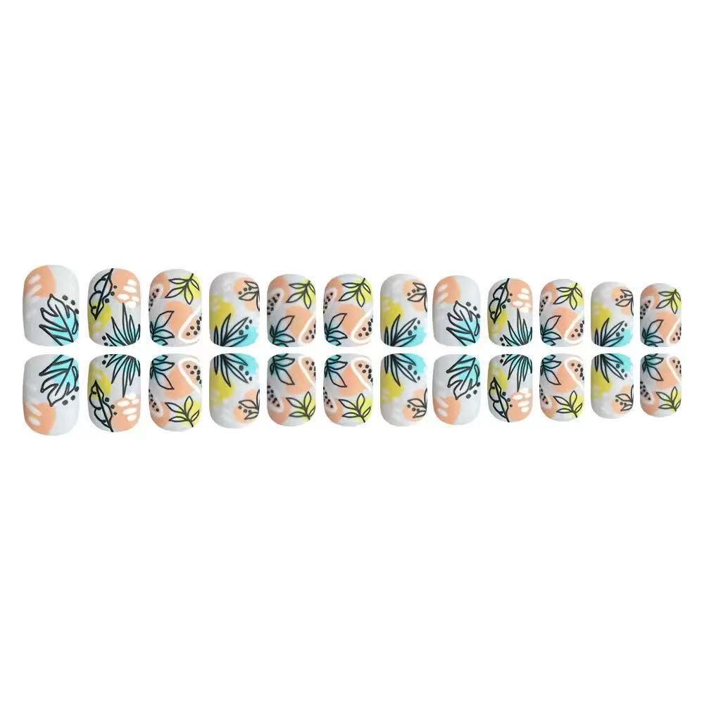 Kunstnagelset mit floralen Akzenten und kreativem Design Karnz