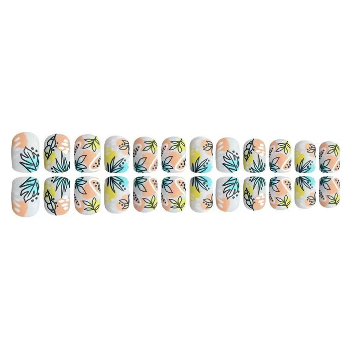 Kunstnagelset mit floralen Akzenten und kreativem Design Karnz