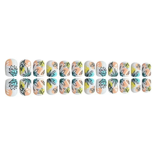 Kunstnagelset mit floralen Akzenten und kreativem Design Karnz