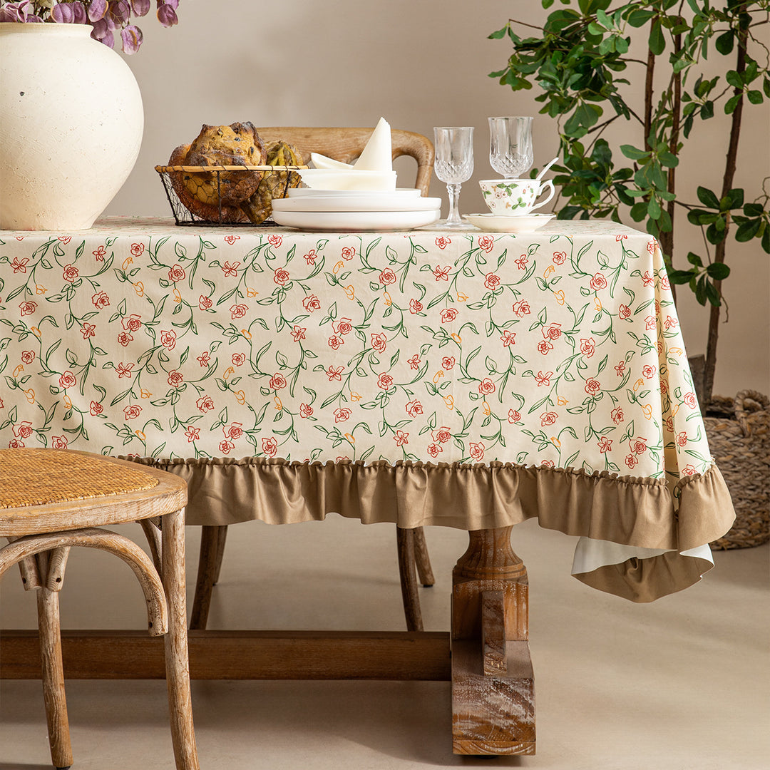 Tischdecke mit floraler Vintage-Print‑Optik und gerafftem Volant Karnz