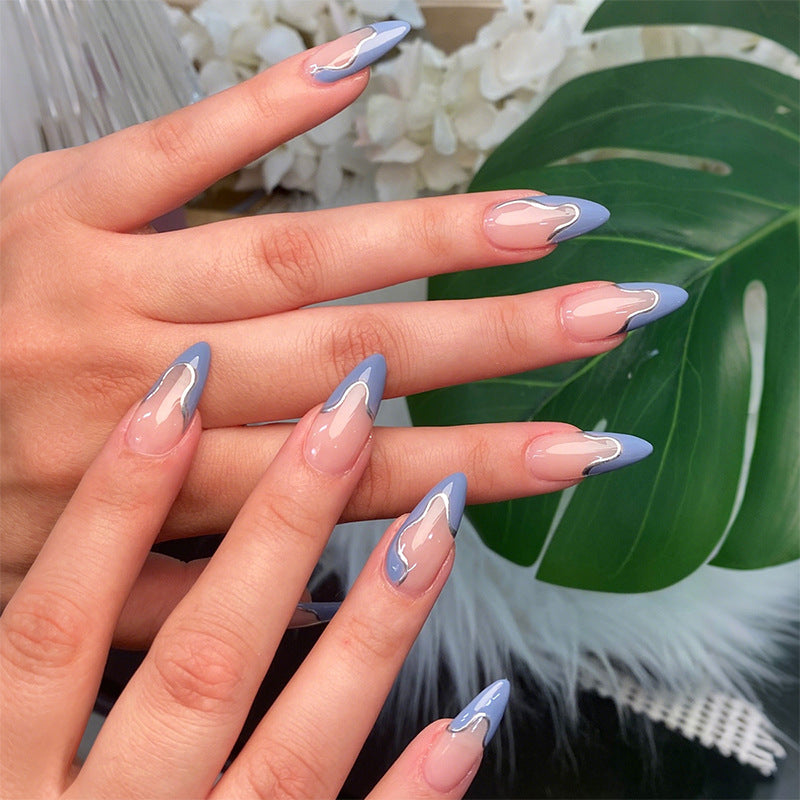 Künstlerisches Press-On Nagelset mit modernem abstraktem Design Karnz