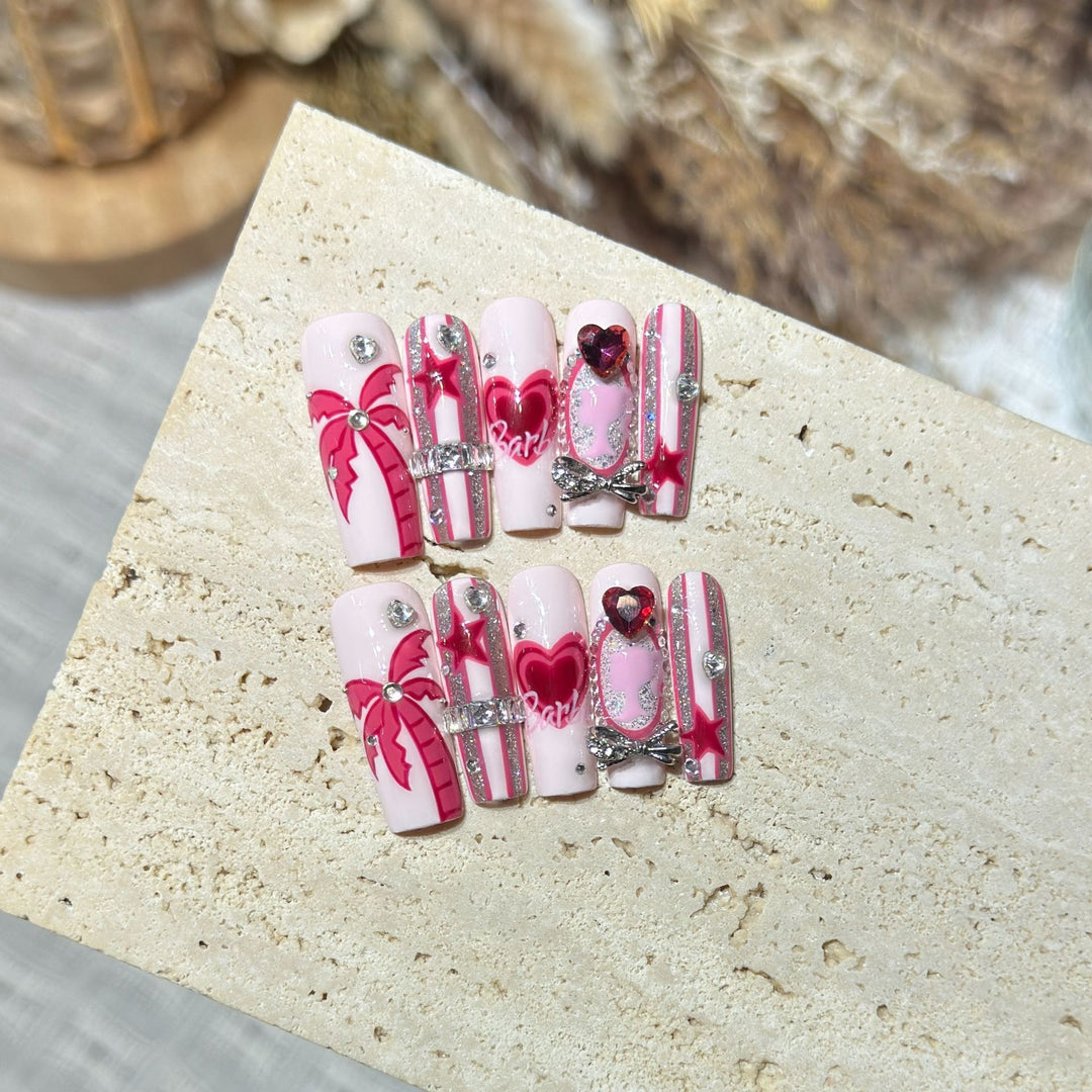 Künstlerisches Press-On Nail Set mit verspielten Herz- und Palmendesigns Karnz