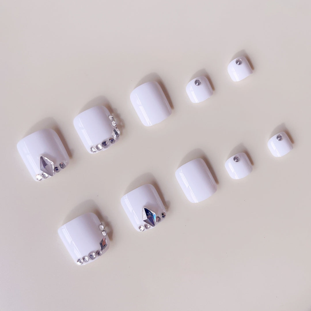 Fußnagelkunst mit strassverzierten Akzenten Karnz