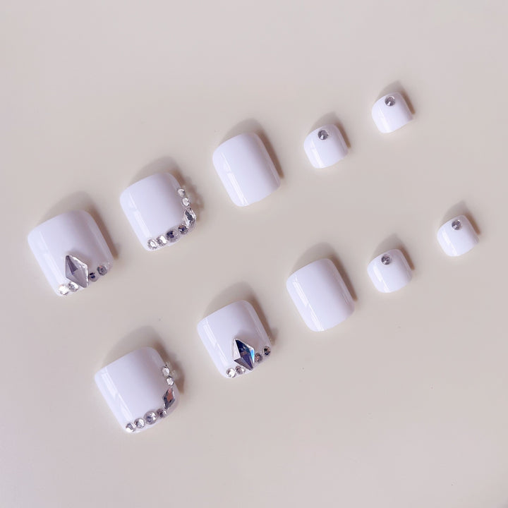 Fußnagelkunst mit strassverzierten Akzenten Karnz