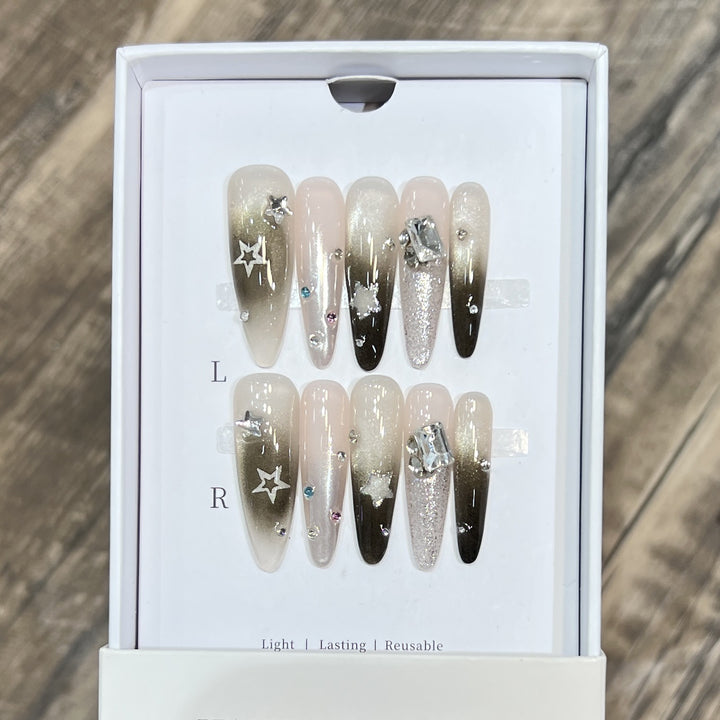 Künstlerisches Stiletto Press-On Nagelset mit dekorativen Rauten Karnz