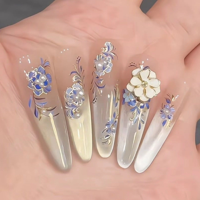 Kunstnagelset mit floralen 3D-Applikationen und elegantem Glanz Karnz