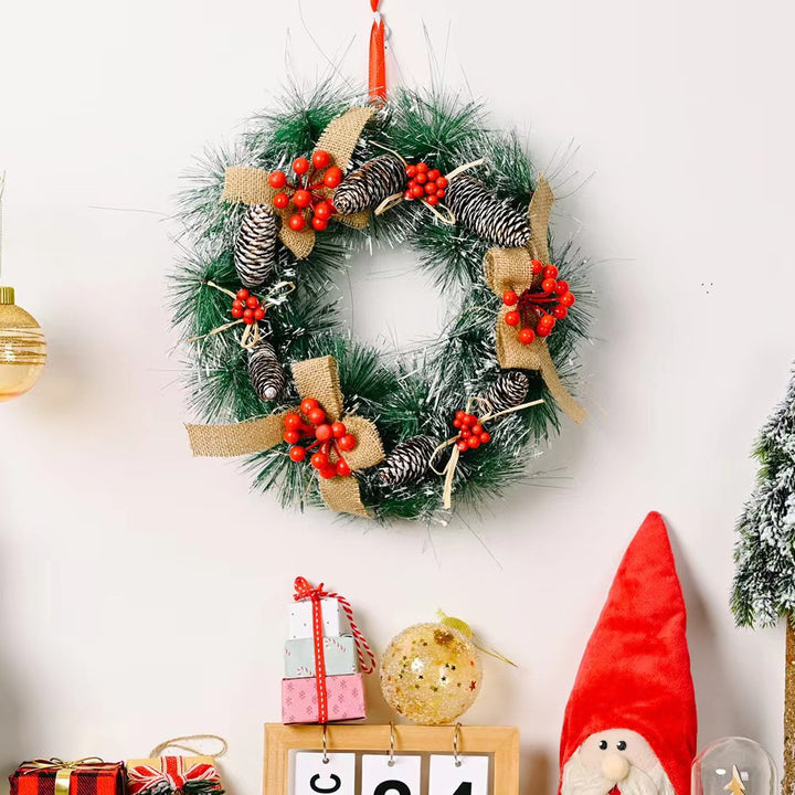 Festlicher Weihnachtskranz mit Tannenzapfen und Beeren Karnz