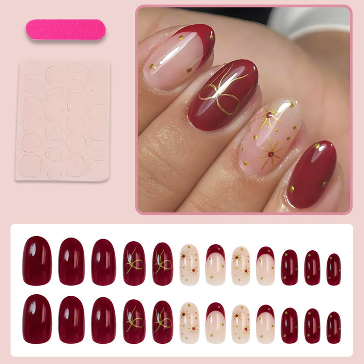 Kunstnagelset mit luxuriösen Verzierungen und modernen Designs Karnz