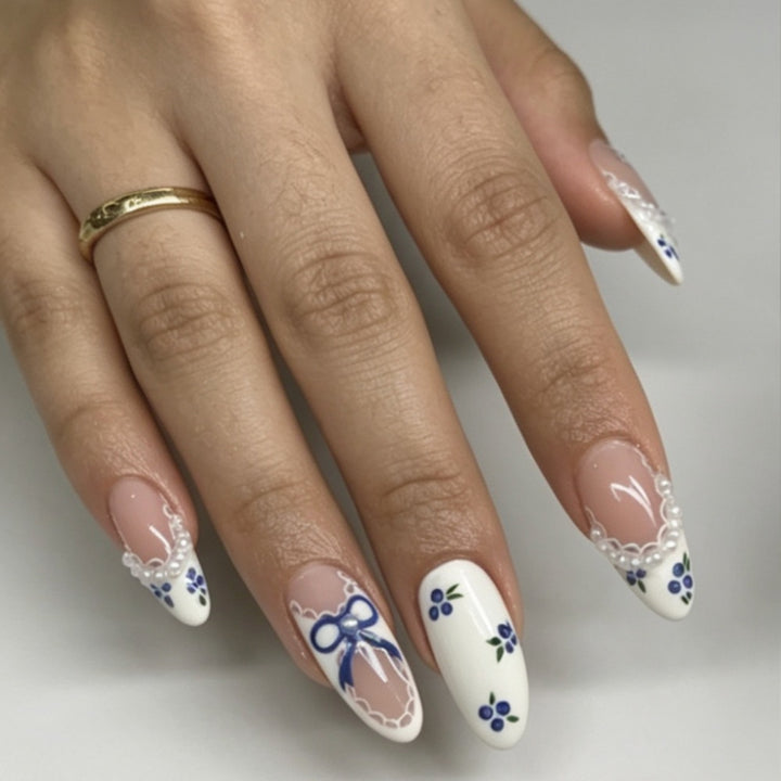 Kunstnägel Im Romantischen Blumen-Design Karnz