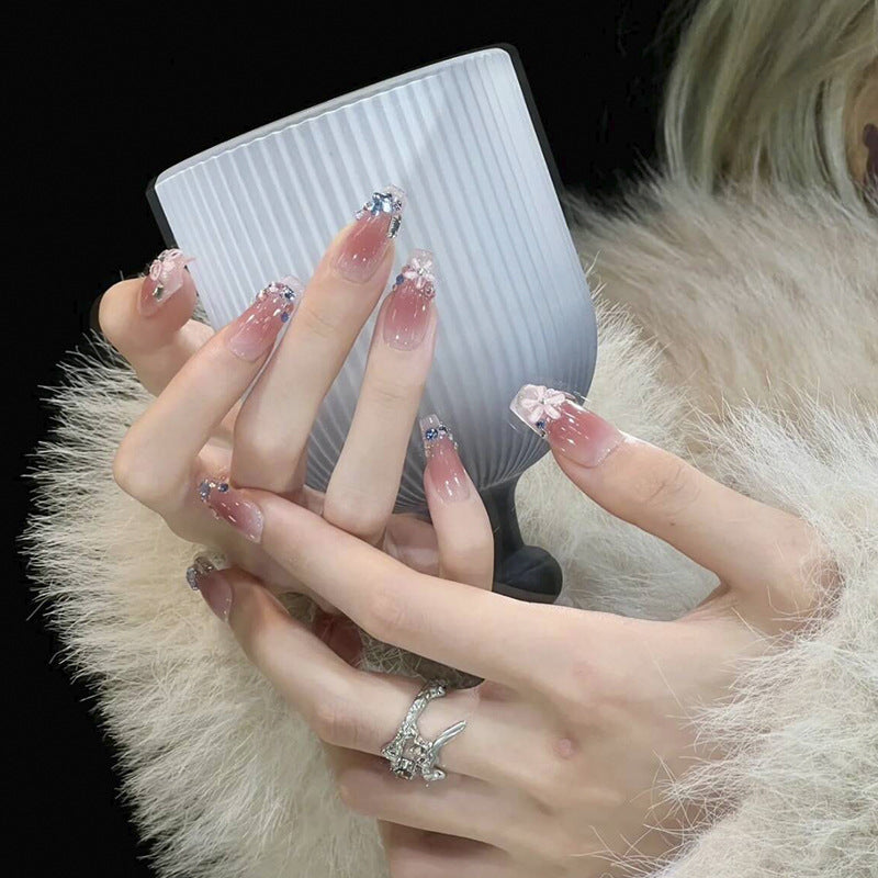 Kunstnagelset mit glamourösen 3D-Verzierungen und schimmernden Akzenten Karnz