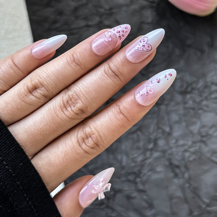 Künstlerisches Herz-verziertes Press-On Nagelset Karnz