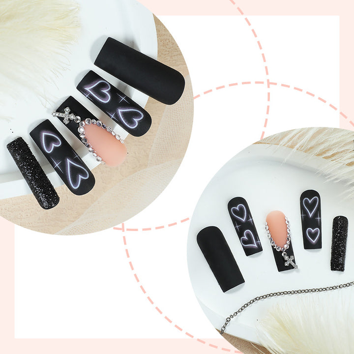 Kunstnagelset mit eleganten Glitzer- und Herzdesigns Karnz