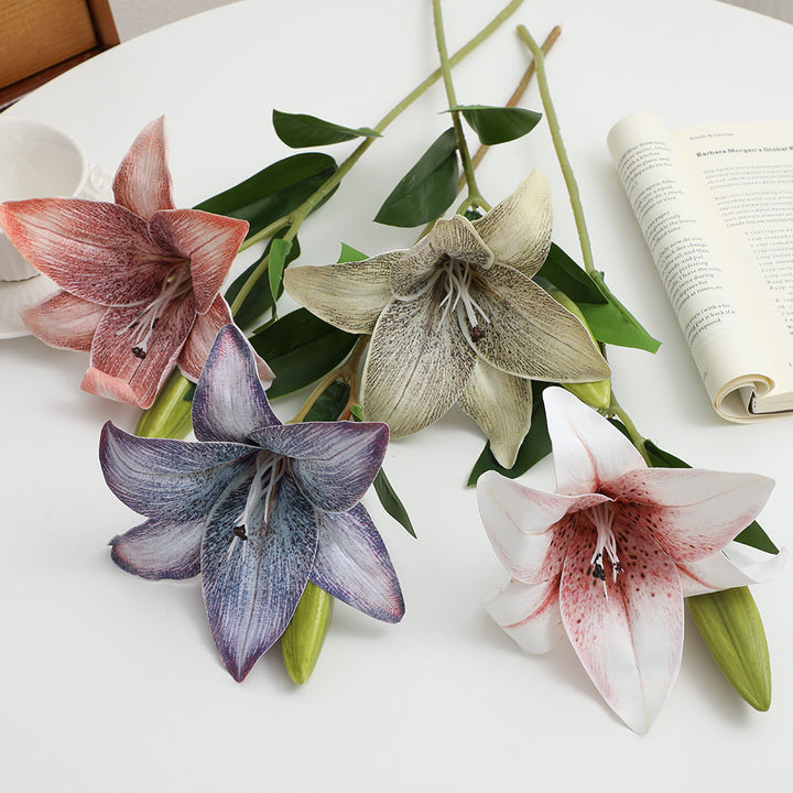 Künstlicher Lilienstrauß mit realistischen Details Karnz