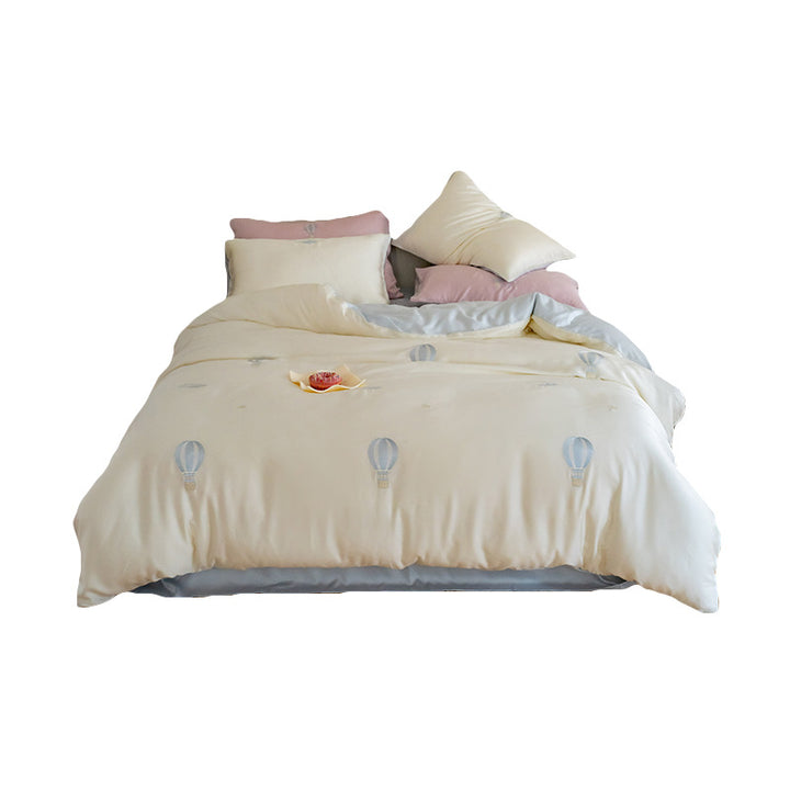 Luxuriöses Satin-Bettwäsche-Set mit gestickten Kirschmotiven, Wendefunktion und Plüsch-Hasenkissen