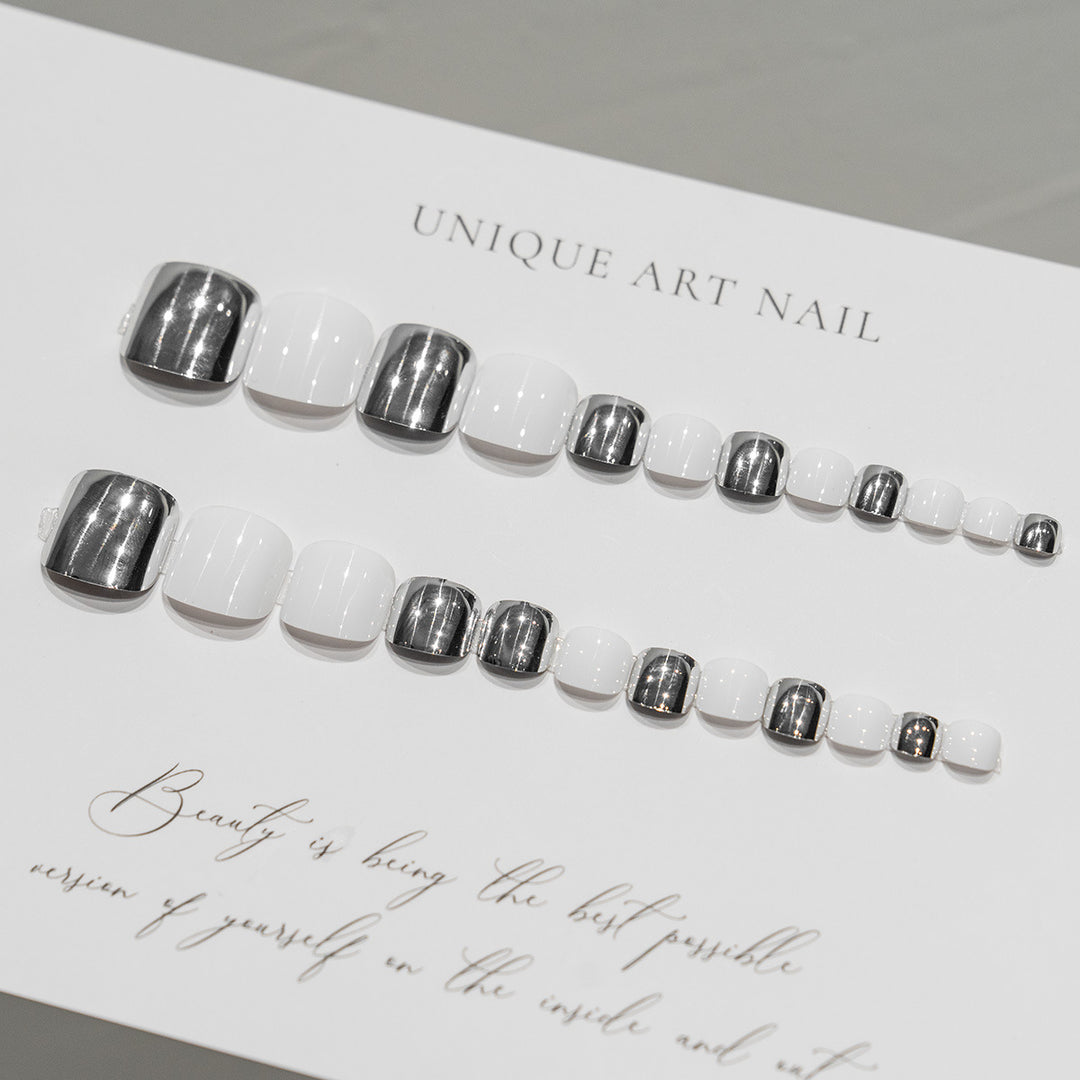 Elegante metallische Pediküre-Nagelkunst