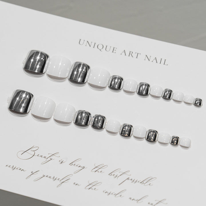 Elegante metallische Pediküre-Nagelkunst