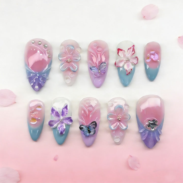 kreatives Kunstnagelset mit maritimen Motiven und funkelnden Akzenten Karnz