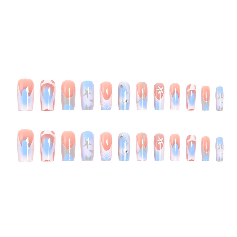 Kunstvolle Nagelspitzen mit maritimem Design Karnz