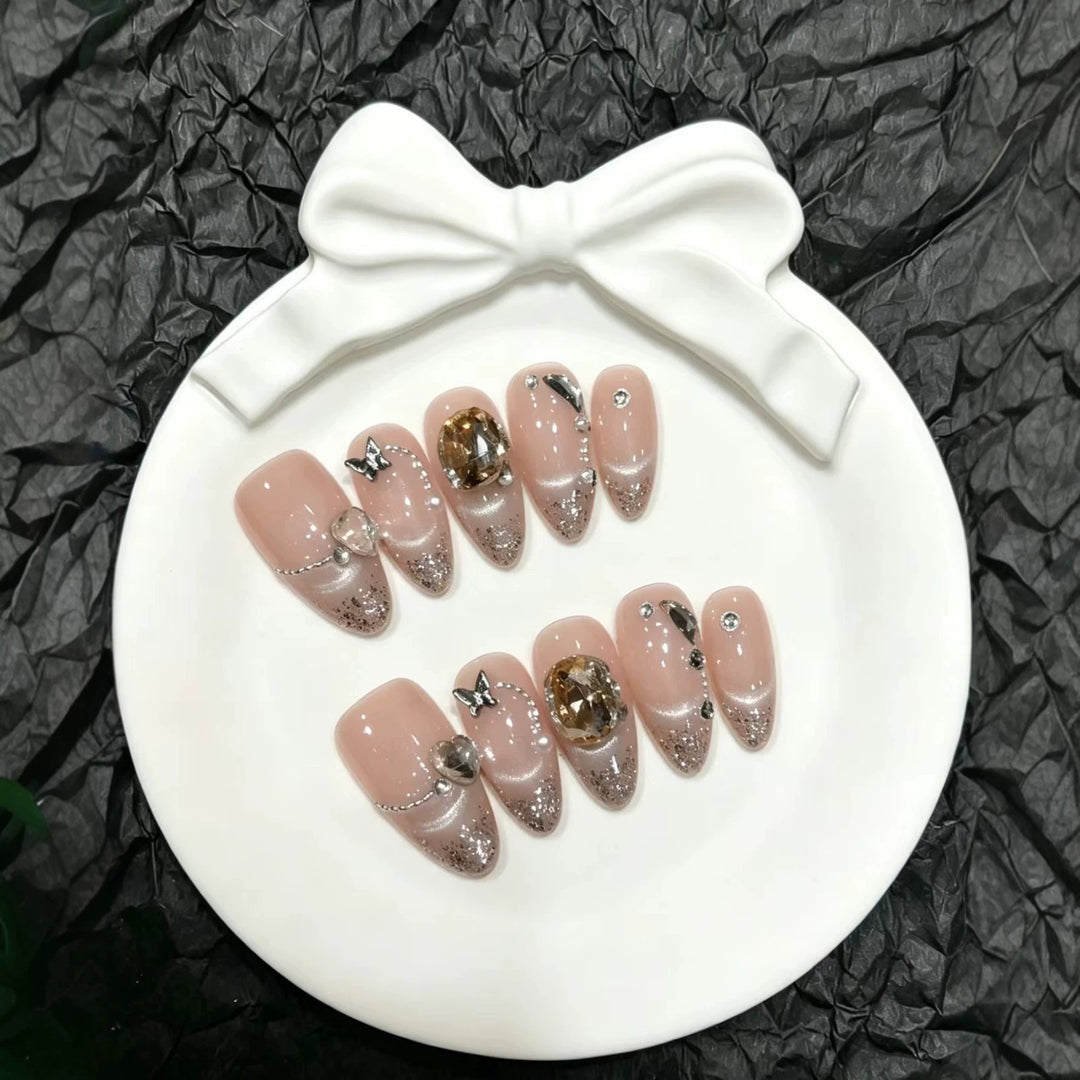 Glamorous Press-On Nail Set mit dekorativen Verzierungen