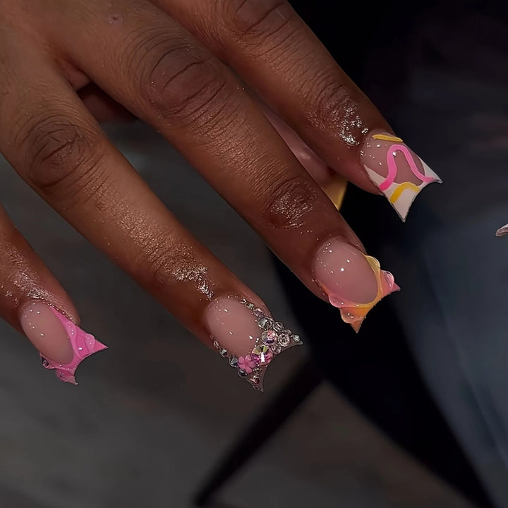 Elegante künstlerische Press-On Nagelverzierungen Karnz