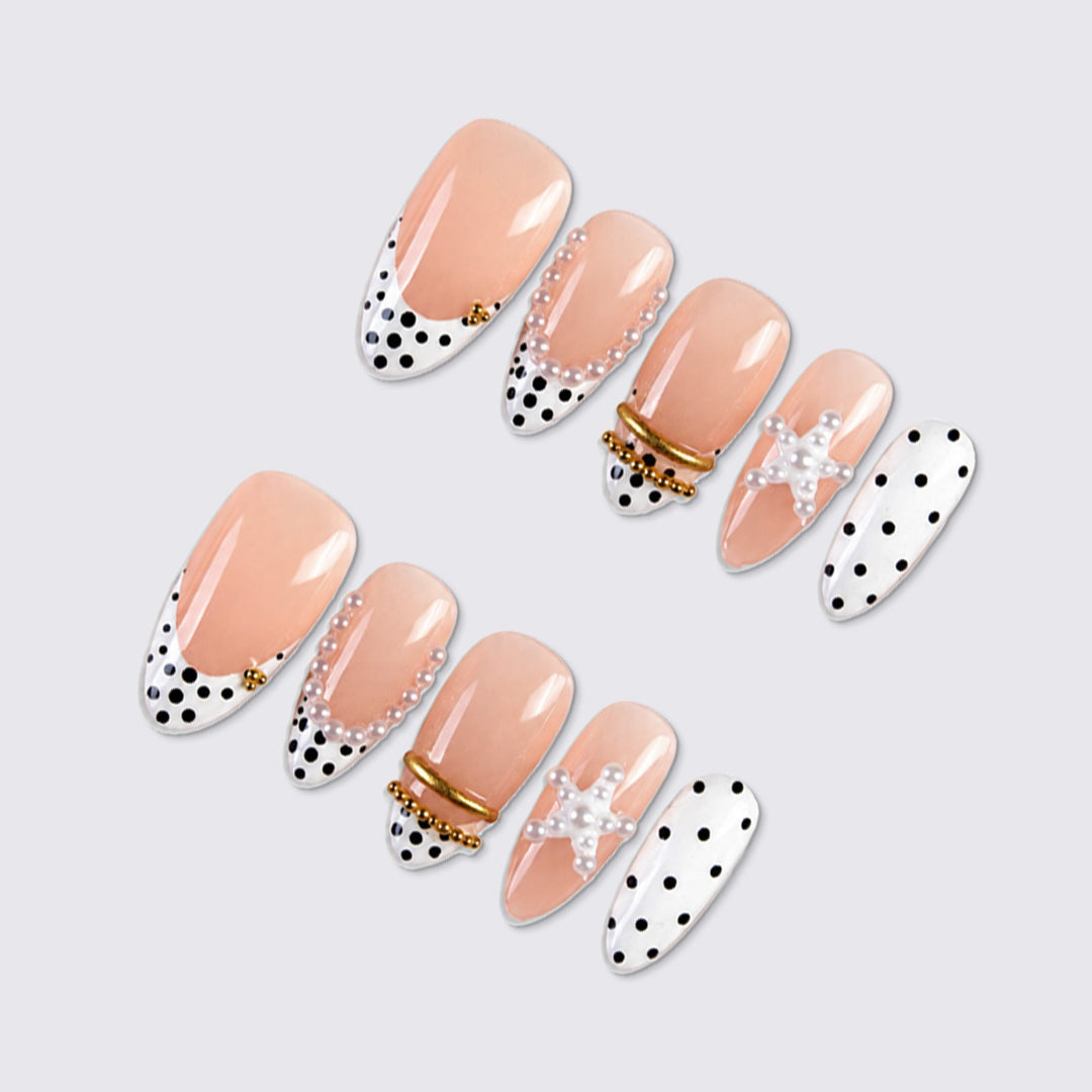 Kunstnagelset mit eleganten Perlen- und Punkten-Akzenten Karnz
