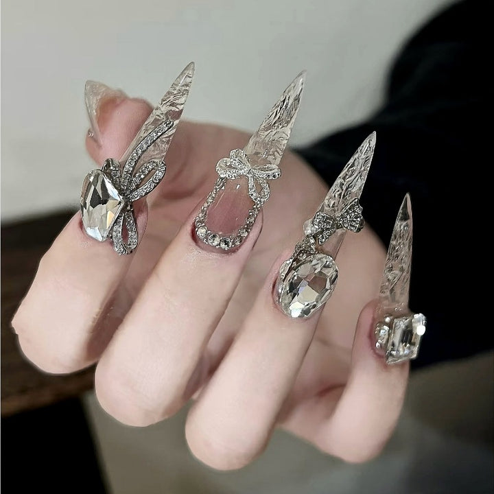 Edelstein-beschmückte Stiletto-Nagelerweiterungen