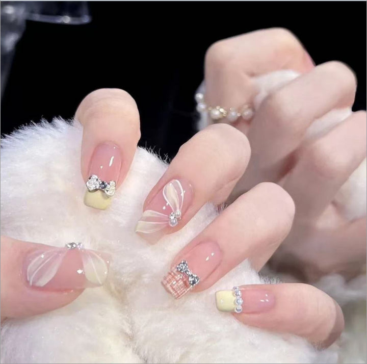 Kunstvolle Nagelset mit 3D-Blumen- und Schleifendetails Karnz