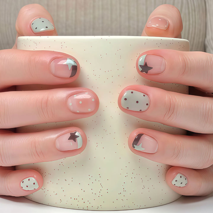 Künstlerisches Press-On-Nagelset mit geometrischen Mustern Karnz