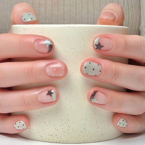 Künstlerisches Press-On-Nagelset mit geometrischen Mustern Karnz