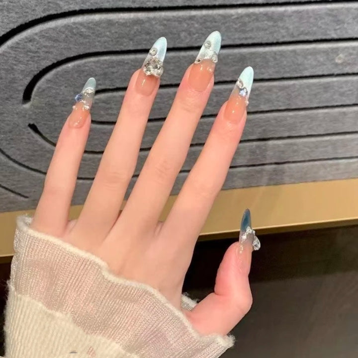 Ombre Stiletto Press-On Nagelkunst mit Schmuckakzenten Karnz