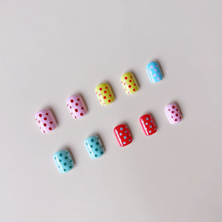 Kunstnagelset mit bunten Punkten und fröhlichen Designs Karnz