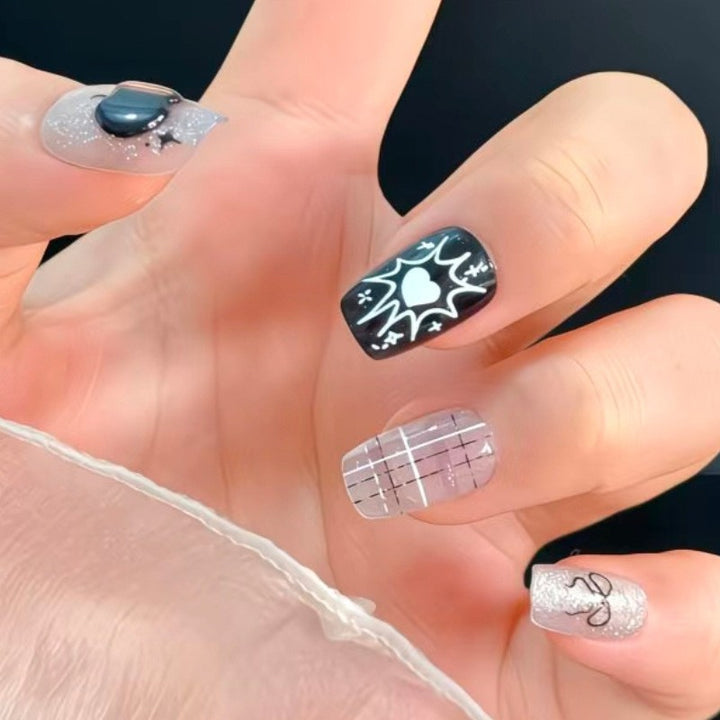 Kunstnagelset mit festlichem Weihnachtsdesign und kreativen Motiven Karnz