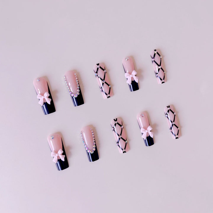 Kunstnagelset mit glamourösen Strass- und Schleifenakzenten Karnz
