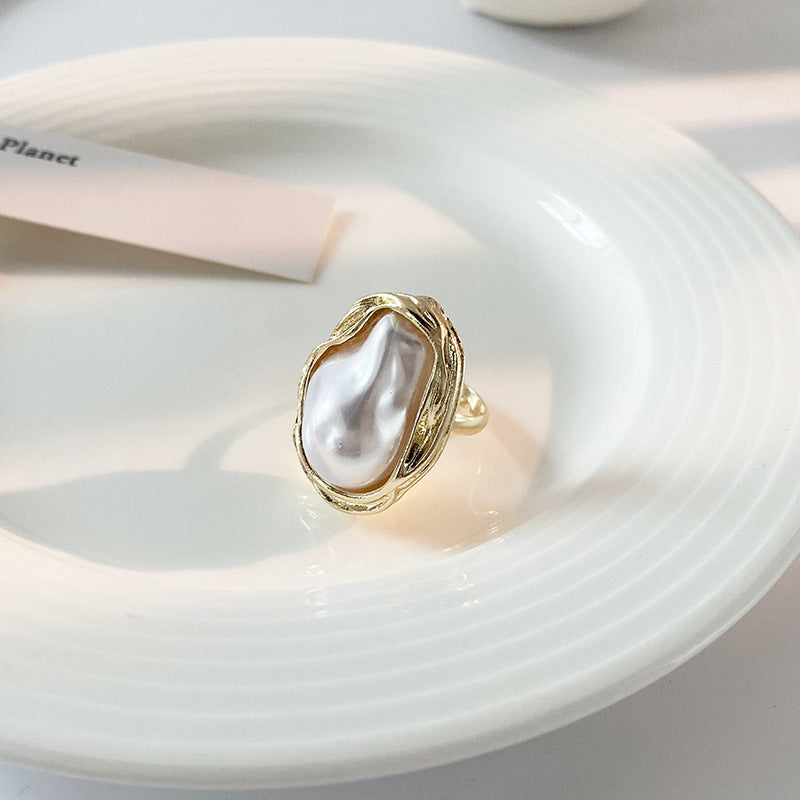 Eleganter Perlring mit Einzigartigem Design Von Karnz