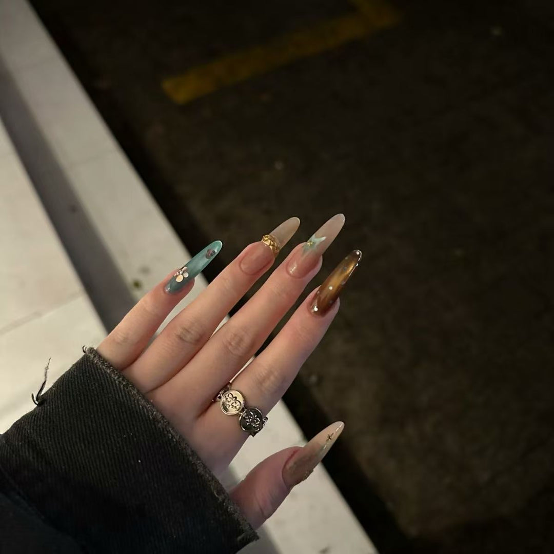 Künstlerische Nagelverzierungen