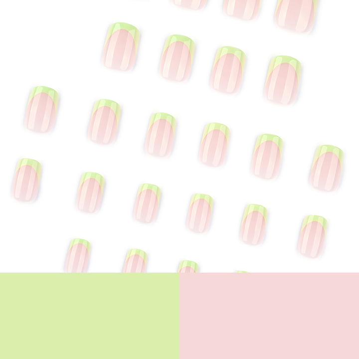 Elegante Nagelkunst mit Farbverlauf und Glitzerakzenten Karnz