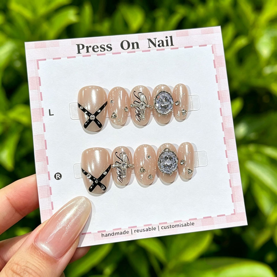Dekoratives Press-On Nagelkunst-Set mit Kreuz- und Edelsteinakzenten