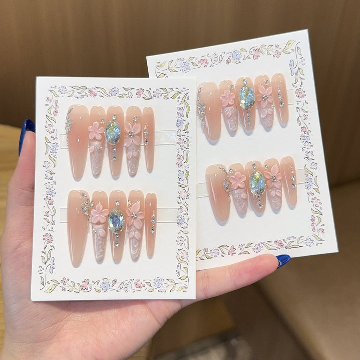 Künstliche Kunstnägel mit Floralen Verzierungen und Glitzerdetails Karnz