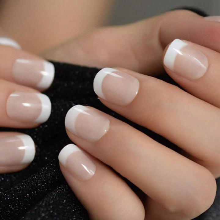 Klassisches French Tip Nagelset Karnz