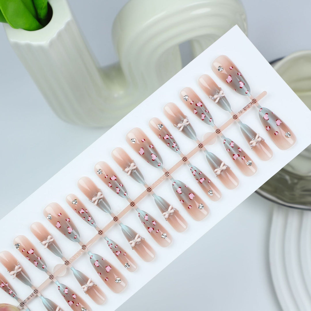 Dekorativer Herzdesign Press-On Nagelset Karnz