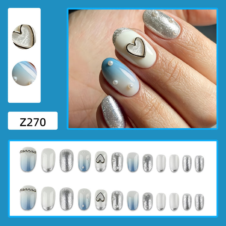 Glamouröse Kunstnägel mit Herz-Design und Perlendetails Karnz
