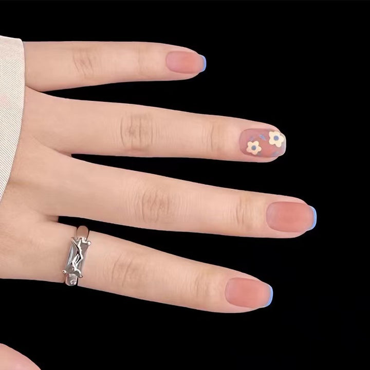 Kreatives Nageldesign mit floralen Akzenten Karnz