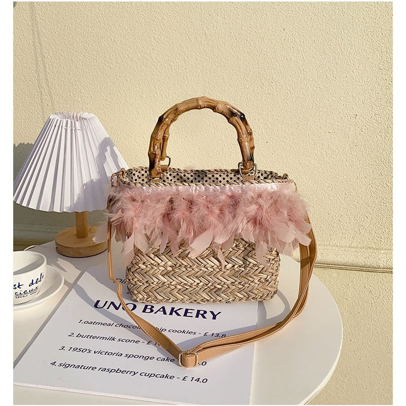 Damen Handtasche mit eleganter Federverzierung und strukturiertem Korbdesign Karnz